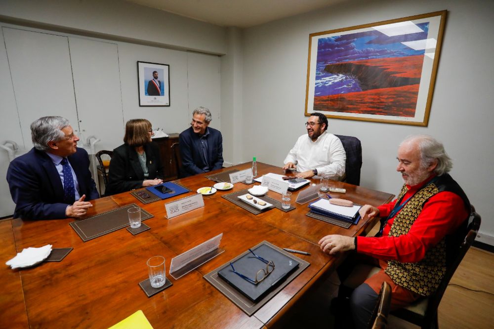 "El jurado basó su decisión considerando su trayectoria sobresaliente, con un desarrollo multidisciplinario muy relevante, ampliamente reconocido, no solamente en Chile sino también en el extranjero", señalaron. 